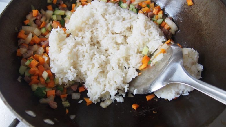 #食二星座#+牛肉罗勒肠炒饭,放入米饭翻炒均匀，可以添加少量的水，将米饭充分打散