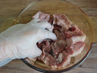 #食二星座#红酒烩牛肉Beef Bourguignon,搅拌均匀