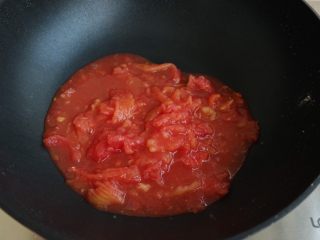 #食二星座#红酒烩牛肉Beef Bourguignon,西红柿倒入锅内