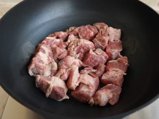 #食二星座#红酒烩牛肉Beef Bourguignon,把腌好的肉放入煎至两面均熟