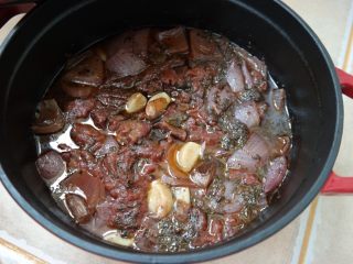 #食二星座#红酒烩牛肉Beef Bourguignon,开盖后搅拌一下