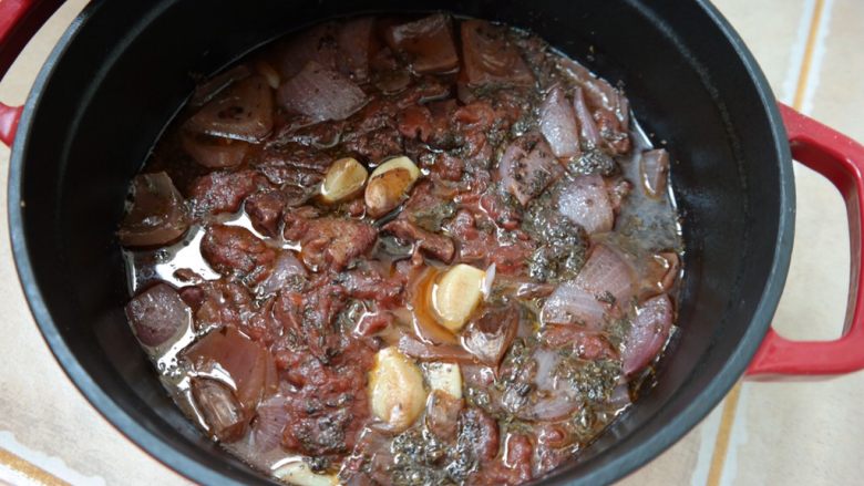 #食二星座#红酒烩牛肉Beef Bourguignon,开盖后搅拌一下