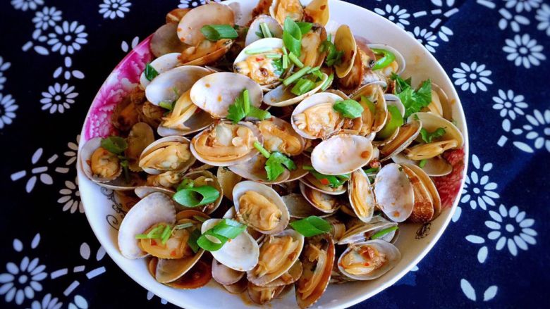 辣炒蛤蜊,郫县豆瓣酱和生抽都有咸度，不用放盐。
觉得淡的话可以适量放盐。