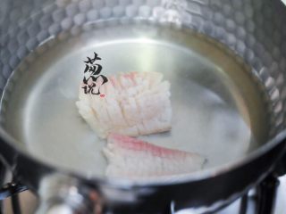 鲷の吸物,鱼片放入汤内，煮至再次沸腾（大约2分钟）。