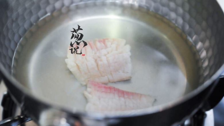 鲷の吸物,鱼片放入汤内，煮至再次沸腾（大约2分钟）。