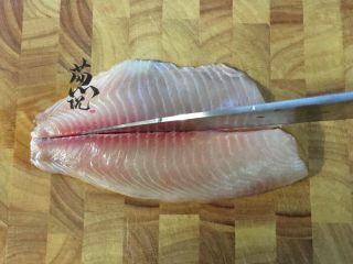 鲷の吸物,接着腌制鲷鱼片。鲷鱼片一剖为二，取5cm左右宽鱼肉2段（约100g）。