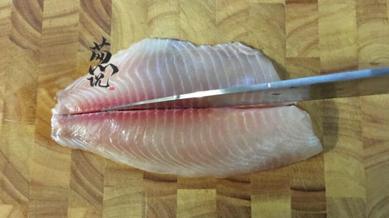 鲷の吸物,接着腌制鲷鱼片。鲷鱼片一剖为二，取5cm左右宽鱼肉2段（约100g）。