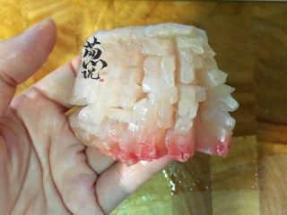 鲷の吸物,每片鱼片十字切花（纵向、横向切数刀），均下刀至2/3处，切勿切断。这样能让鱼肉在煮汤时更好地释放出鲜味。