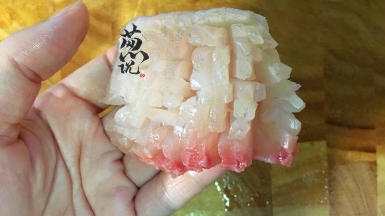 鲷の吸物,每片鱼片十字切花（纵向、横向切数刀），均下刀至2/3处，切勿切断。这样能让鱼肉在煮汤时更好地释放出鲜味。
