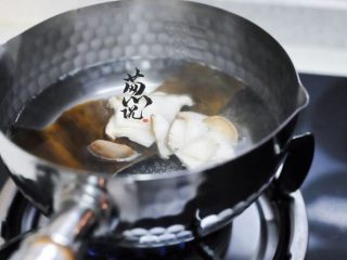 鲷の吸物,接下来烹煮汤汁。取一片昆布，冲去表面杂质，入清水中煮10分钟。将杏鲍菇切片入锅，再煮10分钟。捞出所有食材，关火冷却。