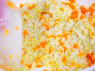 杂蔬鳕鱼猫饭团,炒30秒后加入米饭，柚子妈的熟米饭是大米、小米、藜麦三者煮成的。