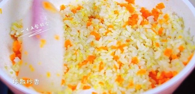 杂蔬鳕鱼猫饭团,炒30秒后加入米饭，柚子妈的熟米饭是大米、小米、藜麦三者煮成的。