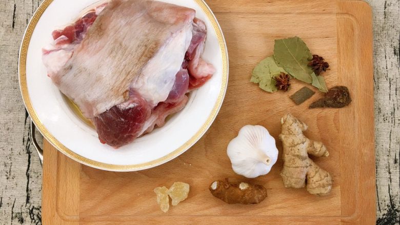 Q弹卤水猪腿肉,准备材料(用时在45到60分子的一道菜，主要是在炖。
