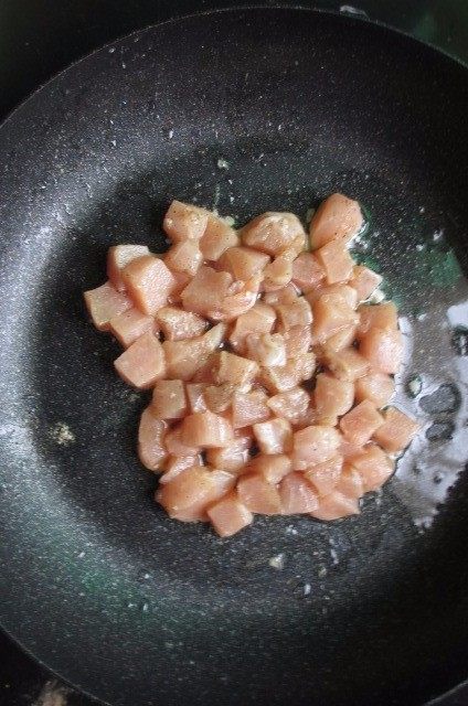 毛豆鸡丁,锅中放入适量油烧热，放入腌制好的鸡丁