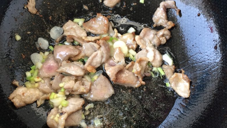 肉片烧杏鲍菇,锅内放油烧热，将猪肉炒至变色