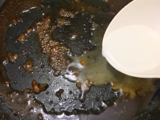 筷头停不下来的肉沫蒸茄子,将碟子里的汤汁倒入锅中。加入生粉和水调成水淀粉，加热到浓稠透明状