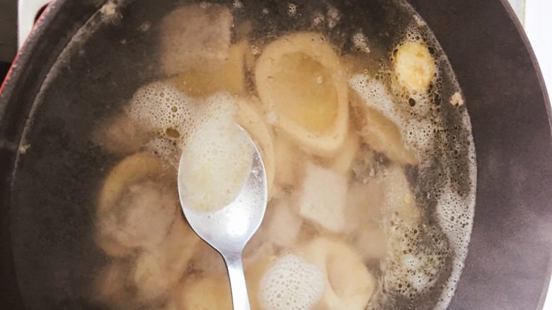 #食二星座#牛骨浓汤,重新加水，记得一定加足够量，煲汤的过程中不能再添水。大火烧开。