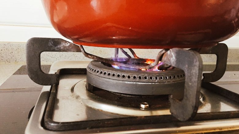 #食二星座#牛骨浓汤,转成小火，慢慢煲2小时。