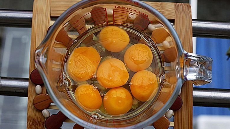 自制胡萝卜玉米牛肉蛋饺,鸡蛋液，敲入料理杯中，加入色拉油，用筷子拌匀，不要用蛋抽，也不要用电动打蛋器哦，会产生泡沫的