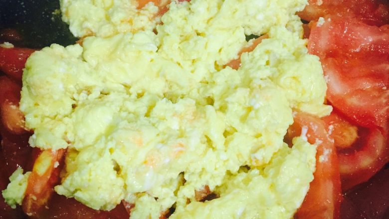 美食节扛把子—赛螃蟹炒番茄,西红柿变软后加少许清水，同时倒入炒好的鸡蛋