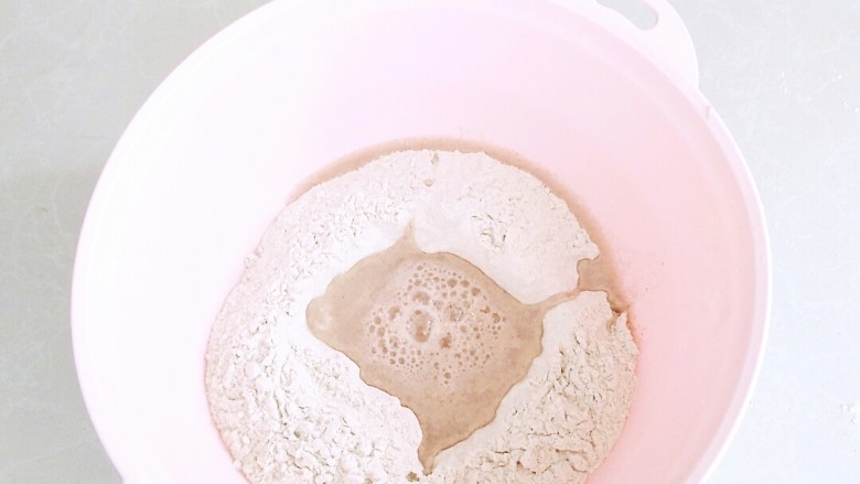 三色卷馒头,黑麦粉200克，倒入适量冰糖水。
