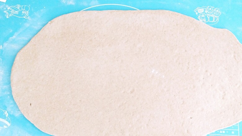 三色卷馒头,黑麦粉擀成约有0.3公分厚的面皮。