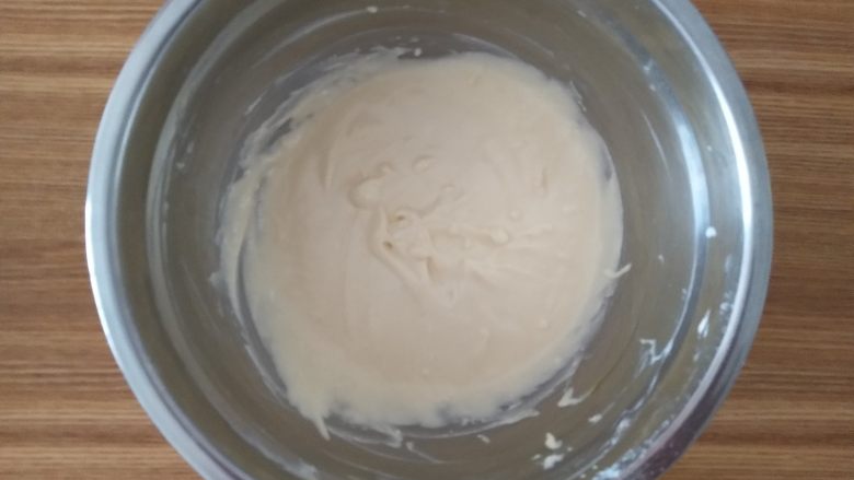 乳酪蛋糕,面粉过筛加入后用手动打蛋器搅拌至没有干粉，放冰箱冷藏备用