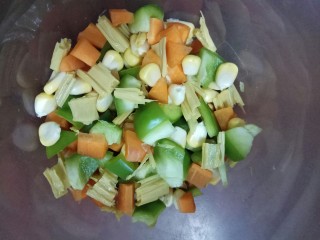 用心的大杂烩,准备好玉米粒、胡萝卜丁、青椒丁、腐竹
