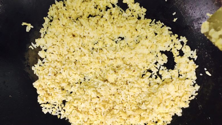 叉烧蛋炒饭,水分慢慢炒干后，米饭就是粒粒分明的了，并且金黄金黄的
