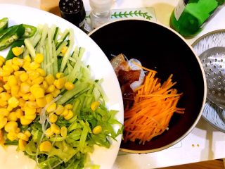 #食二星座#黑椒牛肉粒—原汁原味的美味,放入黄瓜丝，胡萝卜丝，生菜丝，秋葵段和玉米粒