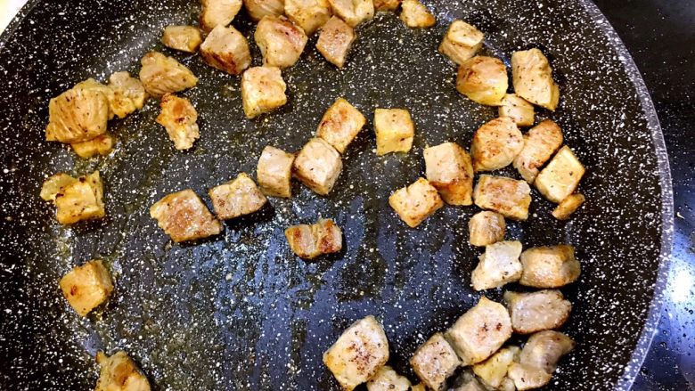 #食二星座#黑椒牛肉粒—原汁原味的美味,煎制表面金黄色即可