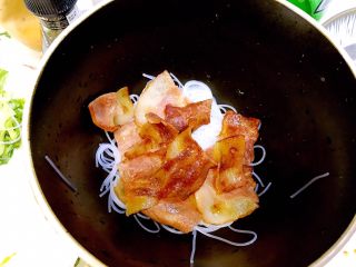 #食二星座#黑椒牛肉粒—原汁原味的美味,粉丝剪段放入容器中，煎好的培根切段