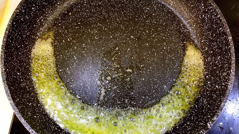 #食二星座#黑椒牛肉粒—原汁原味的美味,锅中放入黄油融化