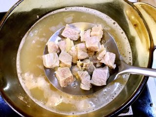 #食二星座#黑椒牛肉粒—原汁原味的美味,煮开后滚1分钟后，捞出牛肉粒沥干水份