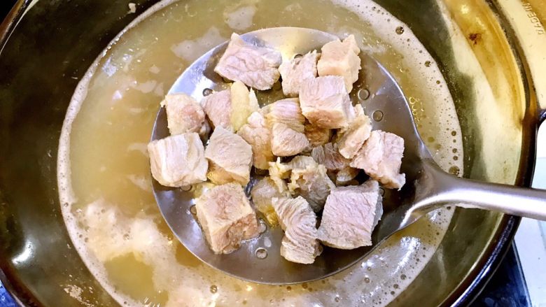 #食二星座#黑椒牛肉粒—原汁原味的美味,煮开后滚1分钟后，捞出牛肉粒沥干水份