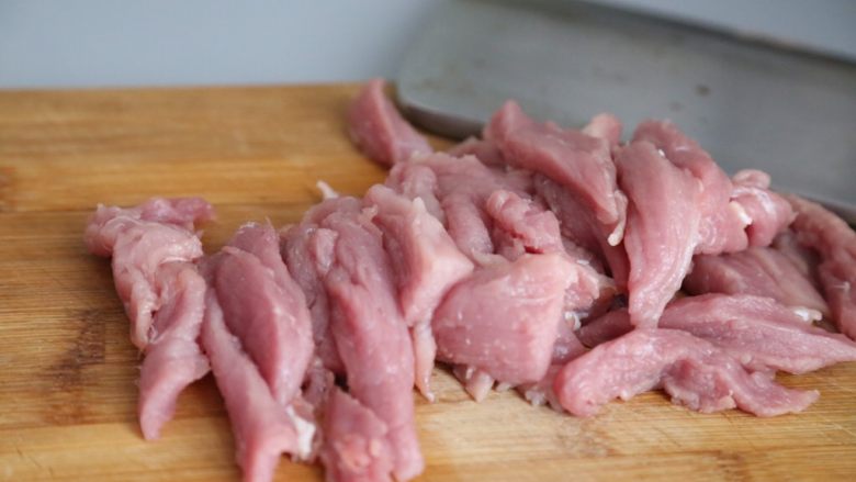 自制蜜汁猪肉脯,里脊肉切成小段备用。