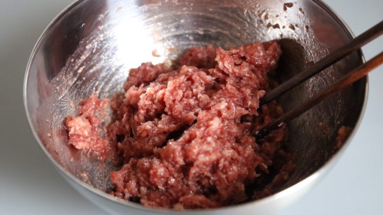 自制蜜汁猪肉脯,所以食材搅拌均匀，朝一个方向搅拌起筋至粘稠的程度。静置腌制20分钟，夏天可以放入冰箱。