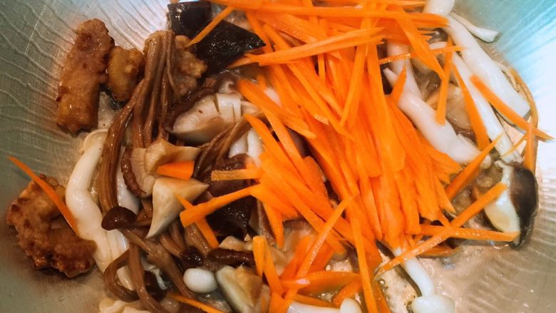 蘑菇酥肉汤,放入胡萝卜菇类