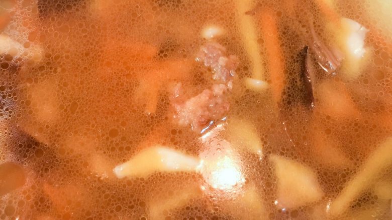 蘑菇酥肉汤,加入适量水焖十五分钟