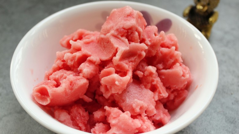 夏日冰爽果冻西瓜冰沙,这个颜色很漂亮，不是鲜艳的红色，带着粉粉的颜色