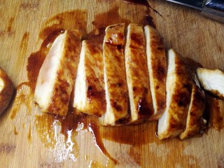 快手日式照烧鸡排饭,为了更入味，我把焖了一会儿的鸡胸，切成片，然后继续回去焖。

