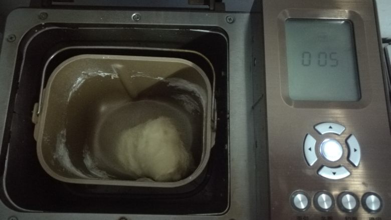 扭扭豆沙小土司,所有材料除去馅料全部放入面包桶，启动和面程序10分钟揉成面团。