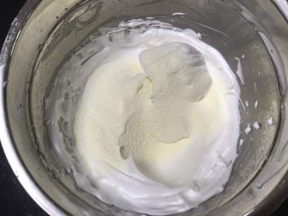蛋白糖,奶粉跟玉米淀粉混合均匀过筛到蛋白蛋白霜里面