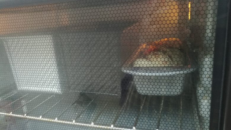 扭扭豆沙小土司,送入预热好的烤箱，烘烤25分钟即可（烤箱温度时间根据自己烤箱适当调整。）