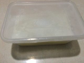 椰丝小方,晾凉后盖上盖子，放冰箱冷藏一个小时以上，冻结实才可以吃