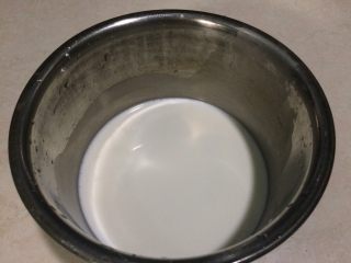 椰丝小方,用量杯量出160ml牛奶+100ml淡奶油+40g白糖下锅