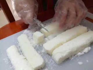 椰丝小方,切成喜欢的形状，沾上椰蓉