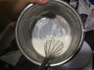 椰丝小方,80ml牛奶+玉米淀粉搅拌均匀