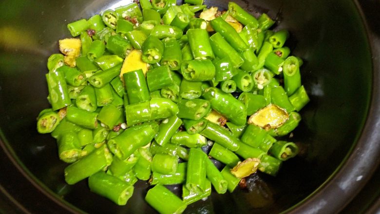 青椒鸡,青椒炒好后，倒入砂锅里。燃气开小火。慢慢的炒出青椒香味。