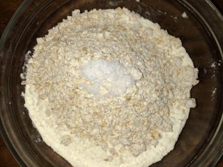 粗麦花朵馒头,把中粉、粗麦粉、酵母、盐混合均匀。